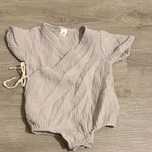 NWOT Unisex baby grey short sleeve muslin romper
